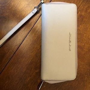 Michael Kors Jet Set Continental Wallet